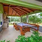 Lovely Apartment In Cabrunici With Wifi 公寓