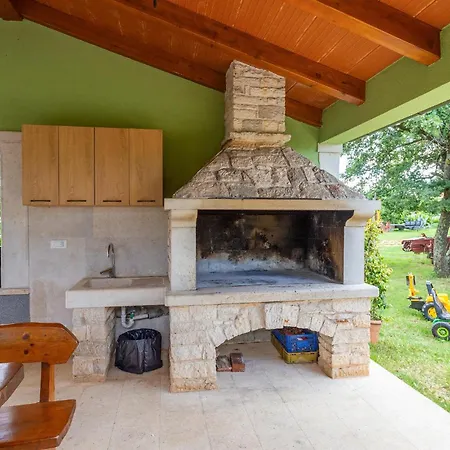 Cozy Apartment In Cabrunici With Wifi