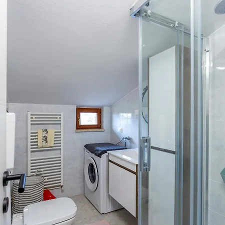 Cozy Apartment In Cabrunici With Wifi